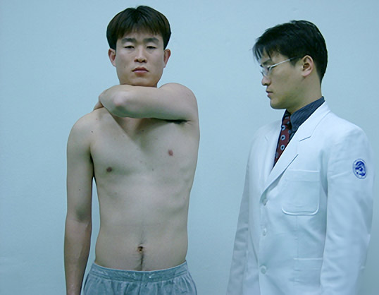 견관절의 능동 수평 내전 검사