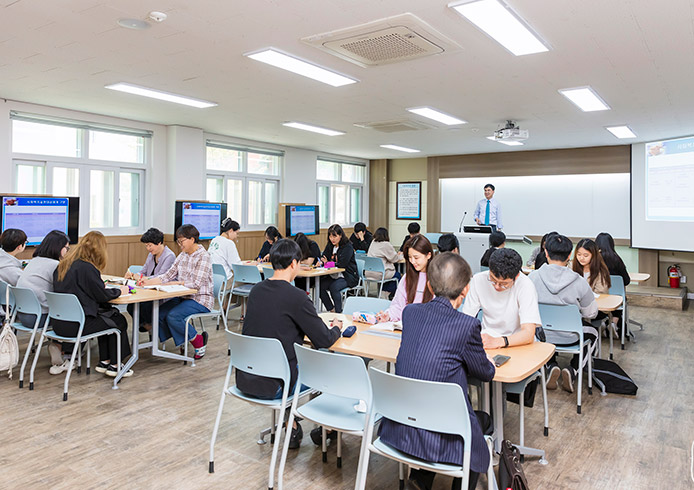 강의를 듣고 있는 학생들 모습